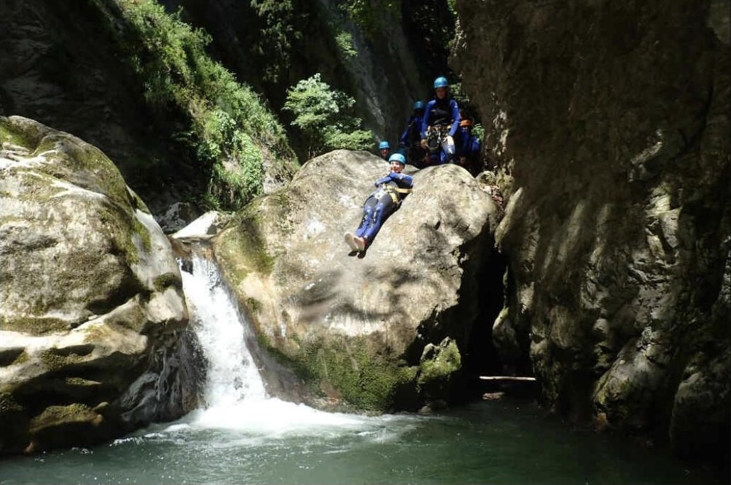 Canyoning à Montmin, saut dans une vasque au sud du lac d'Annecy