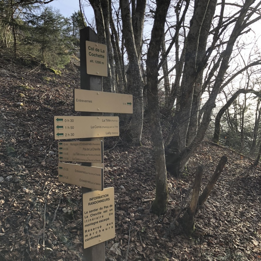 Panneau indicateur au Col de la Cochette (1 298 m) avec les directions vers Entrevernes et le Pas de la Cheville