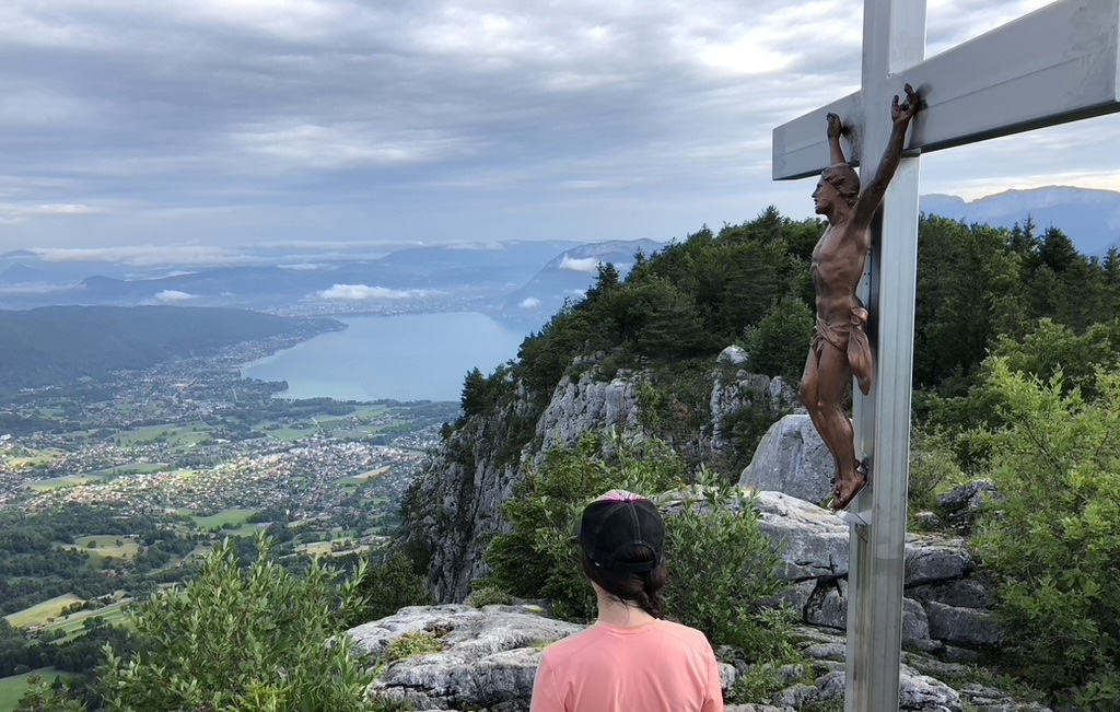 La vue depuis le sommet de la Montagne d'Entrevernes. Le lac d'Annecy s'étend du nord au sud.