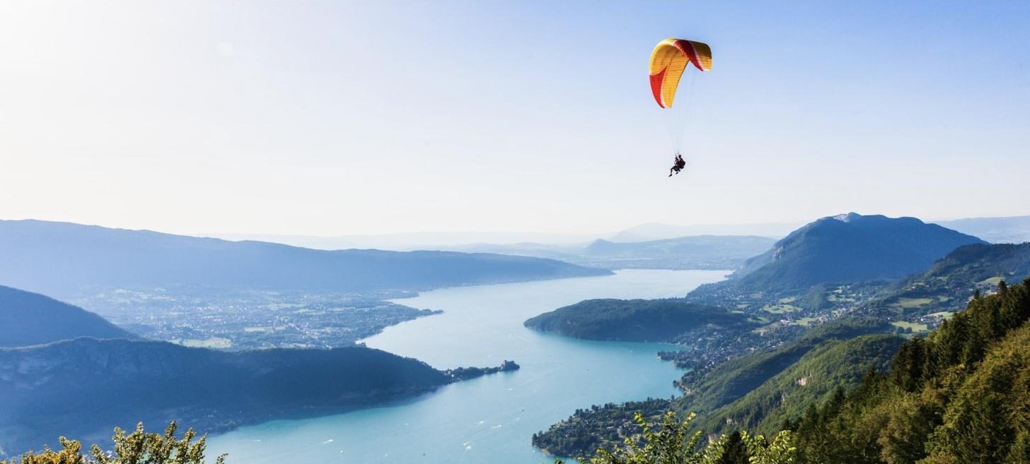 Décollage parapente au col de la Forclaz avec vue sur le lac d'Annecy