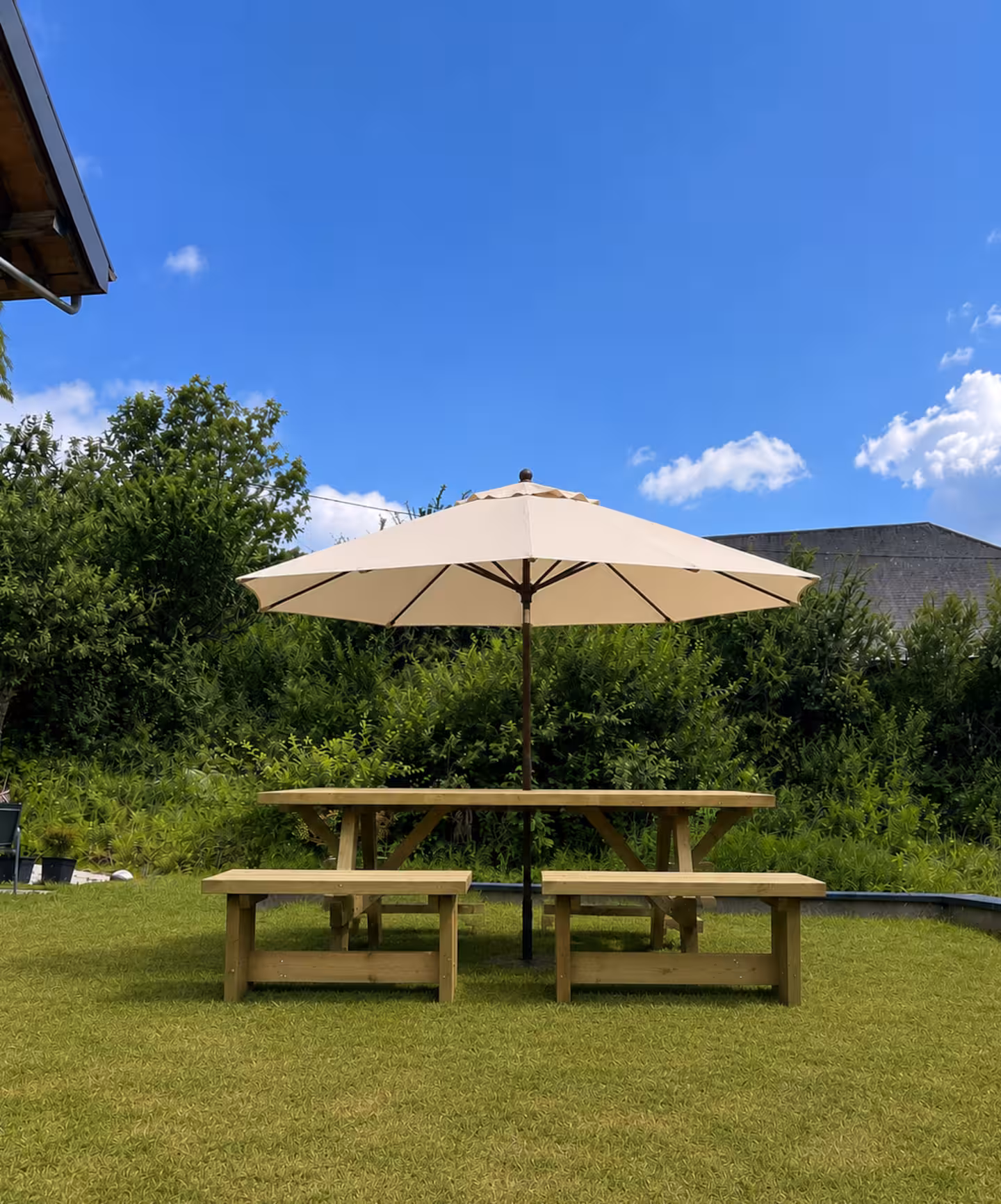 Jardin extérieur du gîte Le Cruet — table de pique-nique et parasol