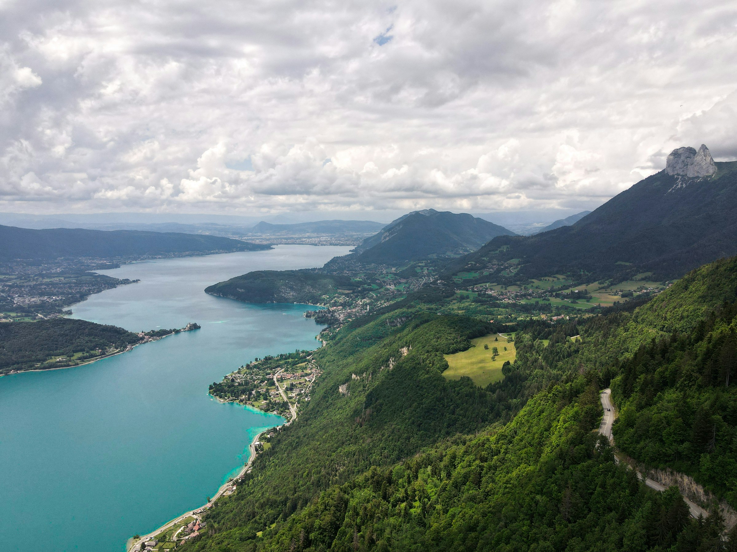 Lac d'Annecy et les montagnes des Bauges depuis Saint-Eustache
