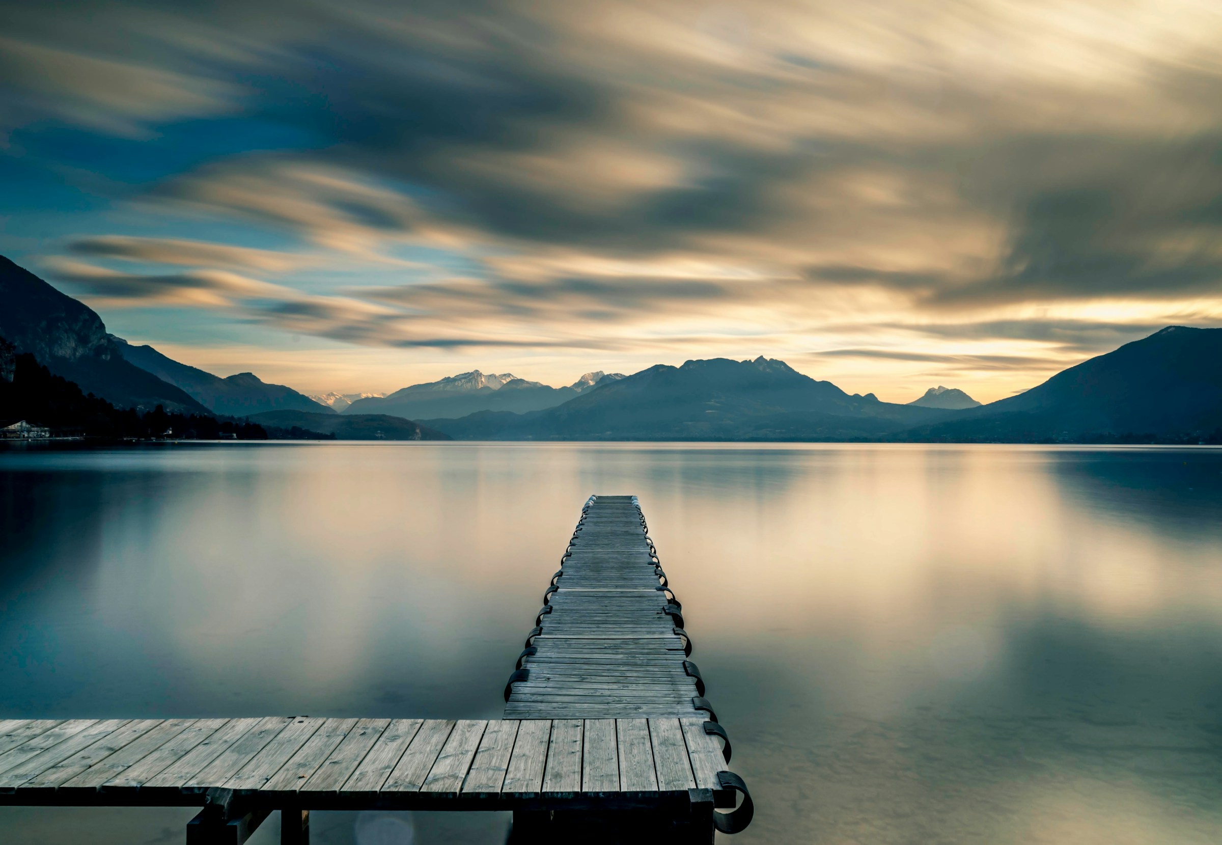 Lac d'Annecy, eaux bleues et montagnes
