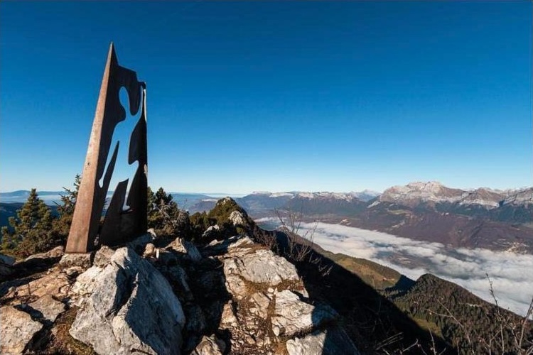 Sculpture métallique au sommet du Roc des Bœufs avec panorama sur les Bauges