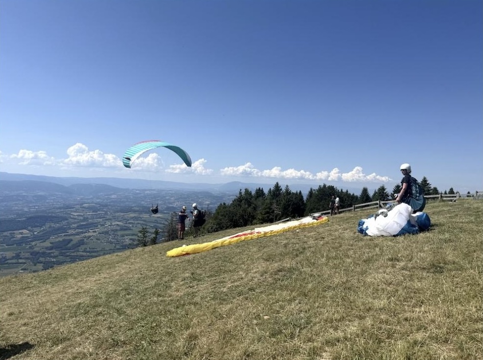 Décollage parapente au Semnoz avec vue sur les Bauges