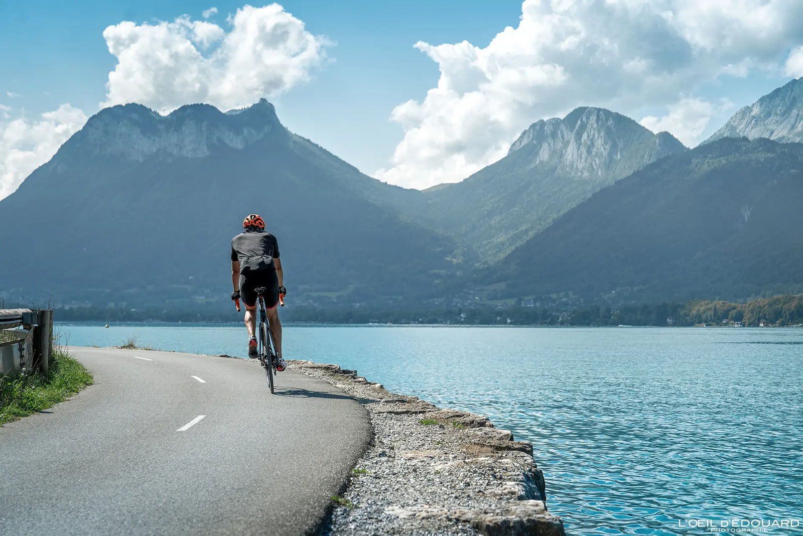 Cycliste sur une route de montagne dans les Bauges